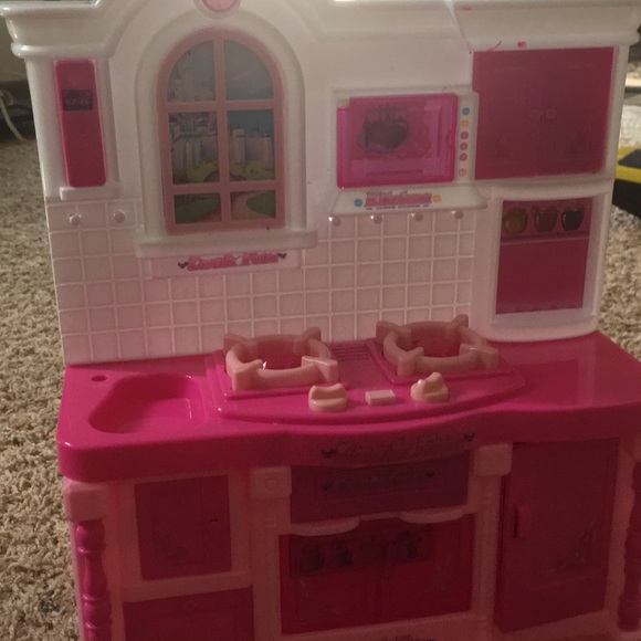 This is a tiny Barbie sized kitchen. - Picture 3 of 4